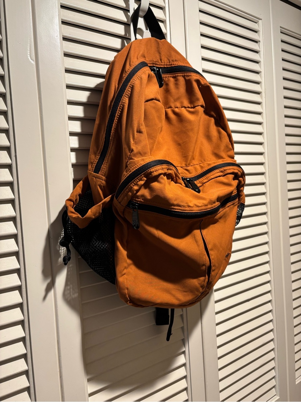 Rick Steves Civita Day Pack & Brookstone Travel Pouch Set - Picture 5 of 9